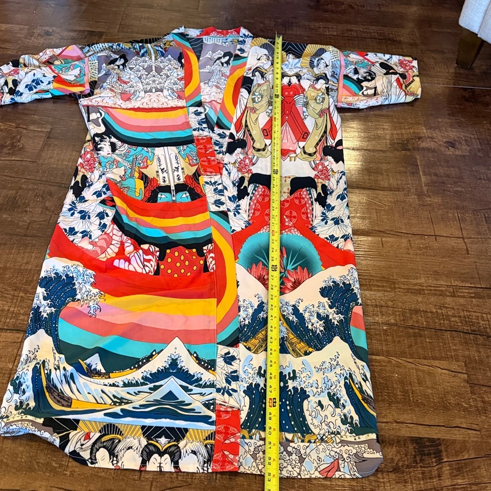 Kimono one size fits all!  
Traditional scenes on the fabric.
New, no tags. - Picture 4 of 8